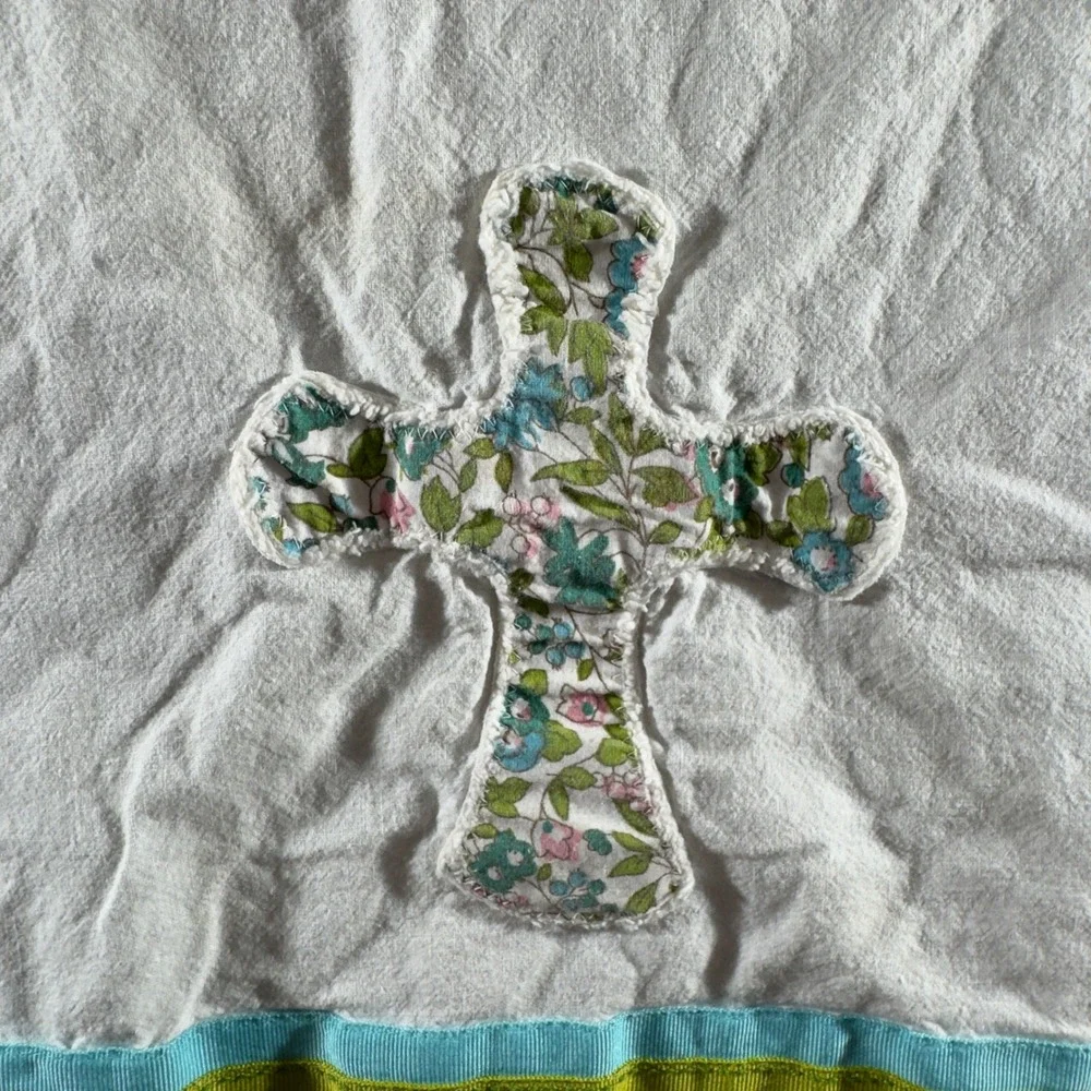 3121 | Glory Haus Cross Flowers Tea Towel Floral Applique Boho Christian 19x25